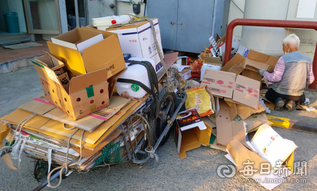 21일 대구 동구 신암동 주택가에서 한 어르신이 파지를 줍고 있다. 대구지역 고물상에 판매되는 파지가격이 떨어지면서 이를 수집해 파는 노인들의 수입도 줄고 있다. 정운철 기자 woon@imaeil.com