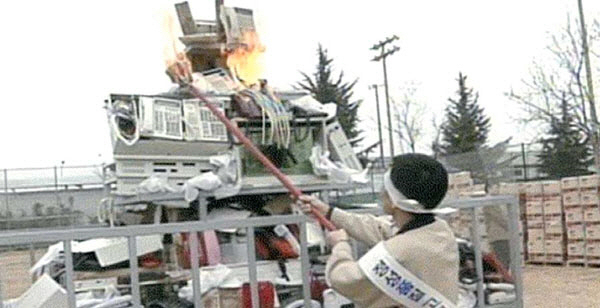 1995년 삼성전자 임직원들이 삼성 구미사업장 운동장에서 애니콜 등 휴대폰을 비롯해 무선전화기, 팩시밀리 등 불량제품 15만대를 전량 폐기 처분하는 모습. 삼성전자 제공