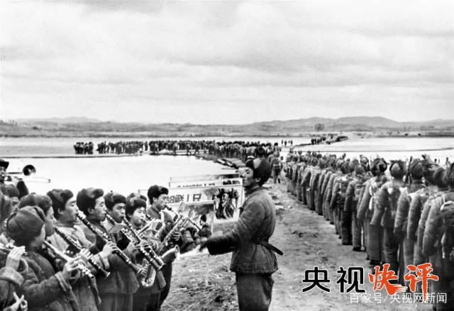 팔로군을 주축으로 한 중국인민지원군이 1950년 10월19일 항미원조전쟁 참전을 선언하고 압록강을 건너고 있다. 총사령관은 펑더화이