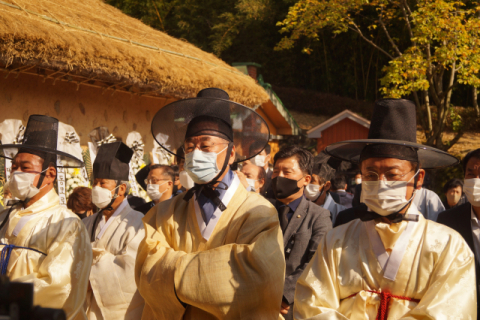 이철우(맨 오른쪽) 경북도지사, 장세용 구미시장, 김재상 구미시의회 의장이 박정희 전 대통령 41주기 추모제를 지내기 위해 서 있다. 전병용 기자