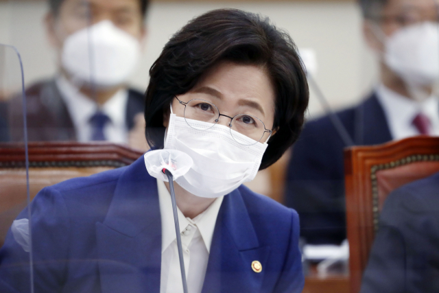 추미애 법무부 장관이 26일 오전 서울 여의도 국회에서 열린 법제사법위원회의 법무부, 대법원, 감사원, 헌법재판소, 법제처 종합감사에서 질의에 답하고 있다. 연합뉴스
