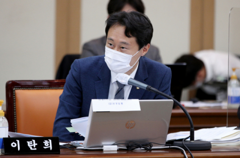 더불어민주당 이탄희 의원이 지난 19일 열린 국회 교육위원회의 대구·경북 및 강원 국립대에 대한 국정감사에서 질의하고 있다. 연합뉴스