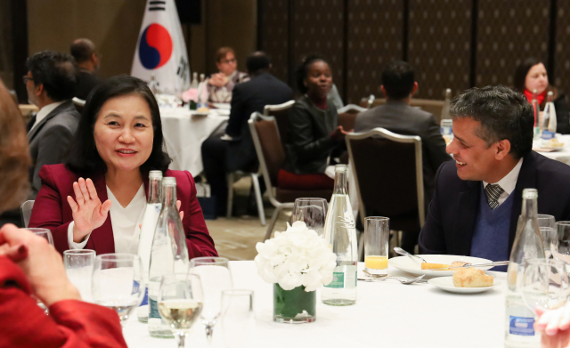 세계무역기구(WTO) 사무총장 선거 최종 라운드에 진출한 유명희 산업통상자원부 통상교섭본부장이 지난 16일(현지시간) 스위스 제네바 인터콘티넨탈 호텔에서 제네바 주재 각국 대사들을 초청해 개최한 리셉션에서 참석자들과 대화하고 있다. 연합뉴스