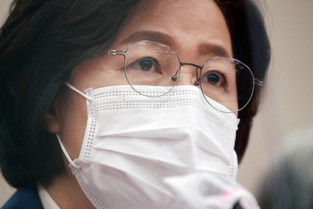 추미애 법무부 장관이 26일 서울 여의도 국회에서 열린 법제사법위원회의 법무부, 대법원, 감사원, 헌법재판소, 법제처 종합감사에서 질의에 답변하는 모습. 연합뉴스