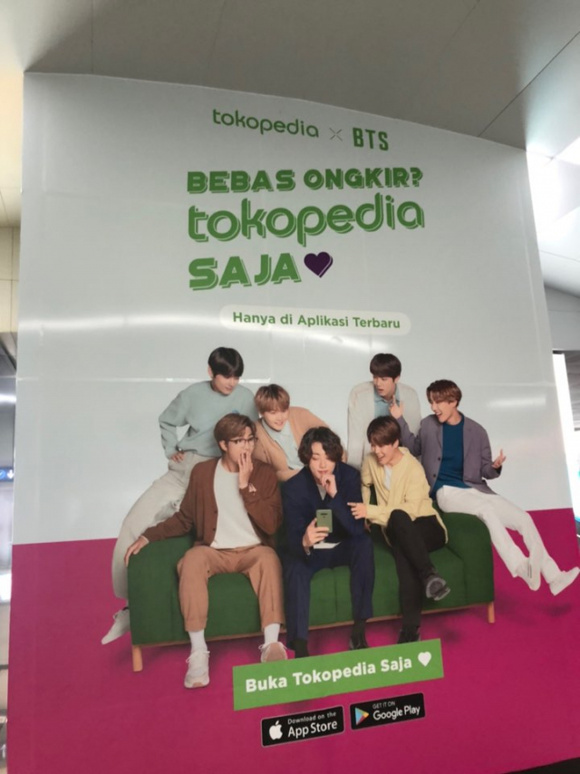 자카르타 지하철역에 설치된 광고에서 BTS를 보니 꼭 옛날 친구를 만난 것처럼 반가웠다.