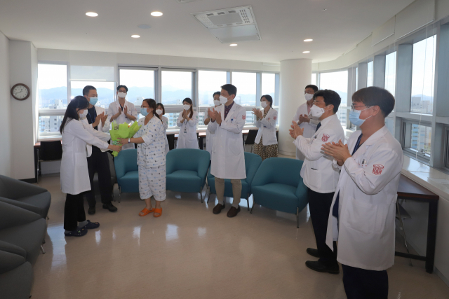 지난달 말 뇌사 신장이식수술을 받은 환자와 계명대 동산병원 신장이식팀. 앞줄 왼쪽부터 이식혈관외과 박의준 교수, 신장내과 한승엽 교수, 500번째 이식환자, 이식혈관외과 김형태 교수, 신장내과 진규복 교수, 뒷줄 왼쪽부터 이식혈관외과 노영남 교수, 신장내과 권오현 교수, 이식코디네이터 3명, 신장내과 박우영 교수, 김예림 교수, 백진혁 교수.