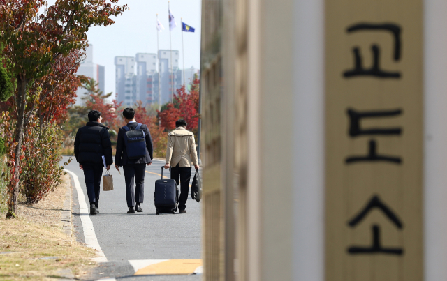 종교나 비폭력·평화주의 신념 등에 따른 병역거부자들을 위한 대체복무제가 처음 시행된 26일 오후 대전교도소 내 대체복무 교육센터에서 양심적 병역거부자 63명의 입교식이 열린 가운데 입교생들이 입교식장으로 이동하고 있다. 연합뉴스