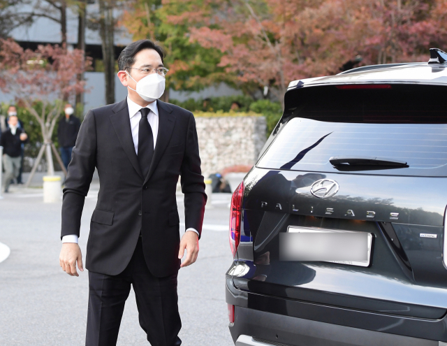 이재용 삼성전자 부회장이 25일 오후 이건희 삼성그룹 회장의 빈소가 마련된 서울 강남구 삼성서울병원 장례식장에 도착하고 있다. 연합뉴스
