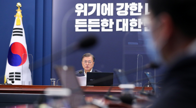 문재인 대통령이 26일 청와대에서 수석·보좌관 회의를 주재하고 있다. 연합뉴스