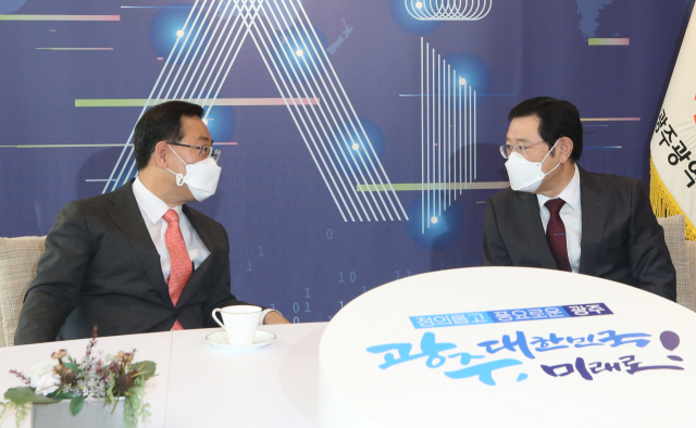 27일 오전 광주 서구 광주시청 접견실에서 국민의힘 주호영(왼쪽) 원내대표와 이용섭 광주시장이 예산정책협의회를 시작하기 전 환담하고 있다. 연합뉴스