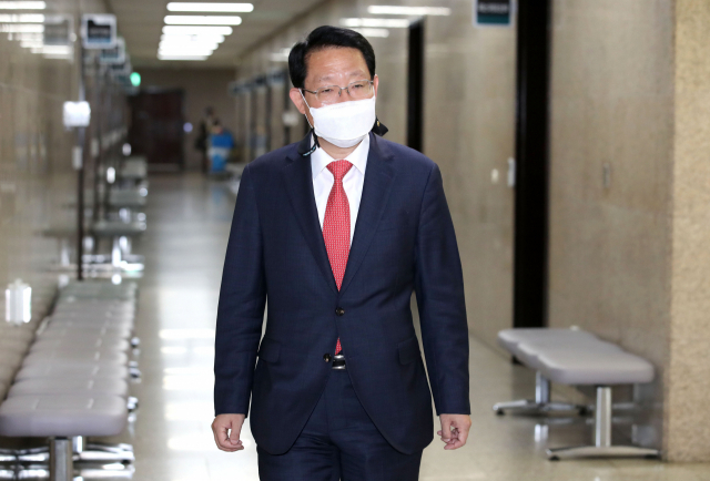 서울·부산시장 재보궐선거를 위한 국민의힘 경선준비위원장인 김상훈 의원이 15일 국회에서 열린 경선준비위원회 첫 회의에 입장하고 있다. 연합뉴스