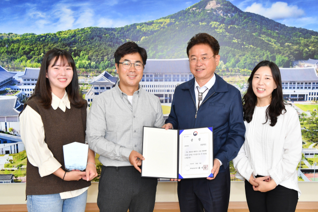 대한민국 SNS 대상 종합대상을 받은 경북도 관계자들이 이철우(오른쪽 두 번째) 경북도지사와 기념촬영을 하고 있다. 경북도 제공