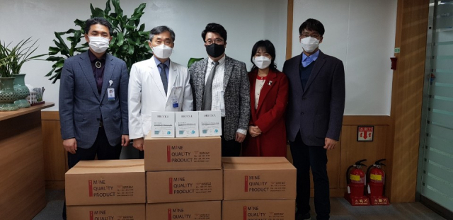 경산 소재 스킨케어 화장품 전문기업 (주)네이처포(대표 우용규)는 지난 22일 계명대 대구동산병원(병원장 서영성)을 찾아 코로나19 대응에 애쓰는 의료진들을 위해 당사 마스크팩 제품 400박스(시가 2천만원 상당)를 기증했다.