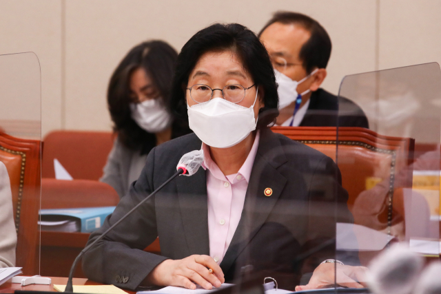 이정옥 여성가족부 장관이 27일 오전 서울 여의도 국회에서 열린 여성가족위원회의 여성가족부, 한국양성평등교육진흥원, 한국청소년활동진흥원, 한국청소년상담복지개발원, 한국건강가정진흥원, 한국여성인권진흥원 국정감사에서 질의에 답변하고 있다. 연합뉴스