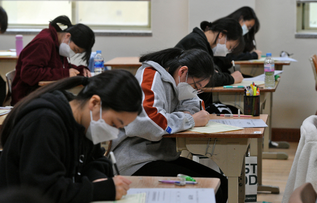 2021학년도 대학수학능력시험을 한 달 여 앞둔 27일 오전 대구 수성고등학교에서 고3 수험생들이 10월 모의고사를 치르고 있다. 김영진 기자 kyjmaeil@imaeil.com