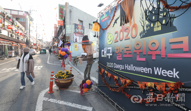 할로윈데이를 앞두고 27일 대구 남구 안지랑곱창골목에 할로윈 분위기를 연출하는 장식물 등이 설치되어 있다. 성일권 기자 sungig@imael.com