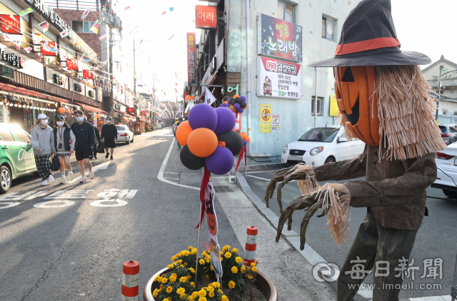 할로윈데이를 앞두고 지난 27일 대구지역에서 할로윈 분위기를 연출하는 장식물 등이 설치되어 있다. 성일권 기자 sungig@imael.com