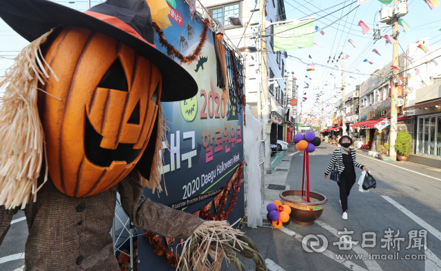 할로윈데이를 앞두고 27일 대구 남구 안지랑곱창골목에 할로윈 분위기를 연출하는 장식물 등이 설치돼 있다. 성일권 기자 sungig@imael.com