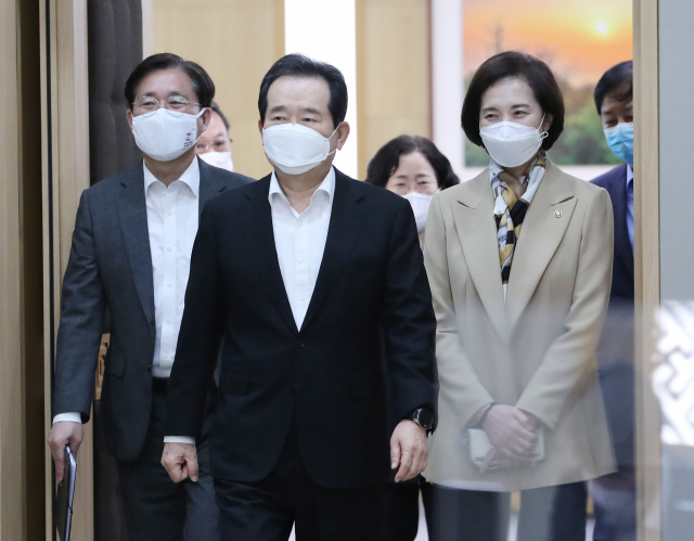 정세균 국무총리가 27일 오전 세종시 정부세종청사에서 열린 국무회의에 참석하고 있다. 오른쪽은 유은혜 사회부총리 겸 교육부 장관. 연합뉴스