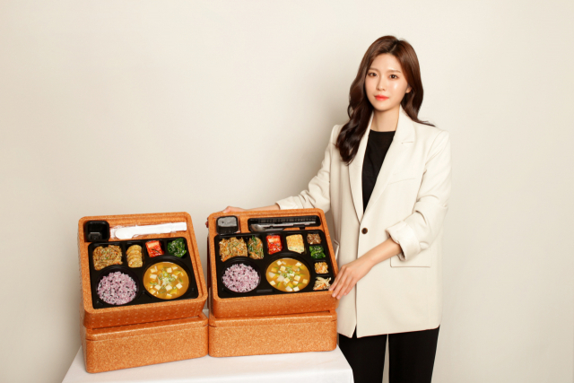 대구의 청년기업가인 권수진 온기 대표가 대표 제품인 분리 발열도시락을 선보이고 있다. 온기 제공