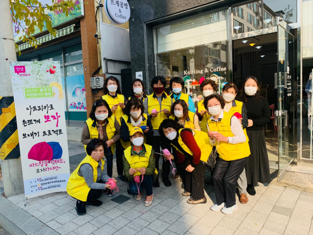 아프리카 신생아를 위한 털모자를 만든 문경시종합자원봉사센터와 점촌농협주부대학총동창회 회원들. 문경시 제공
