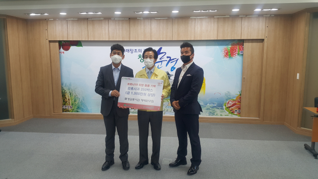 박성오(왼쪽) 문경감홍사과재배연구회 회장이 지난 27일 고윤환 문경시장을 만나 감홍사과 5㎏ 250박스(1천500만원 상당)를 전달했다. 문경시 제공