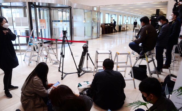 27일 고 이건희 삼성그룹 회장의 빈소가 마련된 서울 강남구 삼성서울병원 장례식장에서 기자들이 취재를 위해 대기하고 있다. 연합뉴스