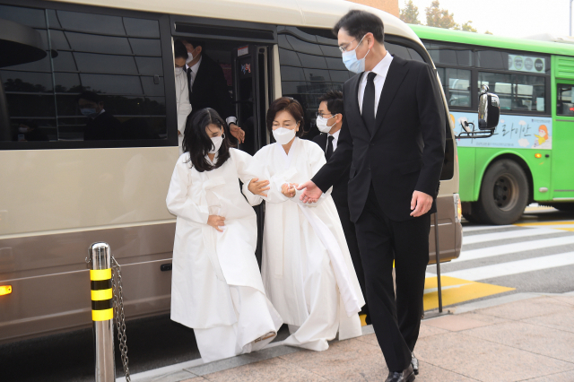 고(故) 이건희 삼성그룹 회장의 영결식이 28일 오전 삼성서울병원 암병원 강당에서 비공개로 열린 가운데 홍라희 전 리움미술관장과 이재용 삼성전자 부회장, 이부진 호텔신라 사장, 이서현 삼성복지재단 이사장 등 유족들이 참석하고 있다. 연합뉴스
