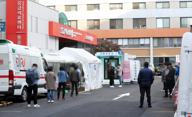 28일 코로나19 선별진료소에 검사를 받으려는 시민이 줄을 서 검사 차례를 기다리고 있다. 연합뉴스