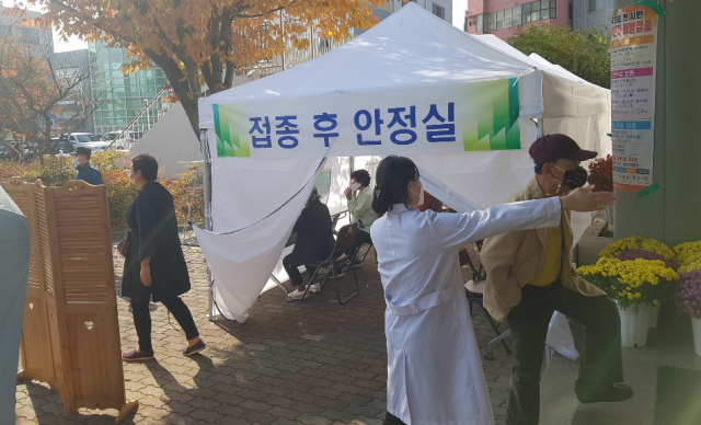 안동시는 인플루엔자 예방 접종시 건강상태가 좋은날 실시하고, 예방 접종 후 안정실에서 이상 징후를 살펴야 한다고 당부한다. 안동시 보건소 제공