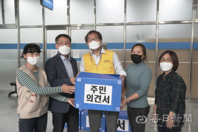 경북 포항시 남구 주민들이 남구 대송면의 산업폐기물매립장 증설을 추진 중이 두 곳 중 한곳인 에코시스템의 환경영향평가 과정 중 주민의견제출 기한인 26일 주민 4천여명의 증설반대서명을 받아 포항시에 제출했다. 주민들 제공