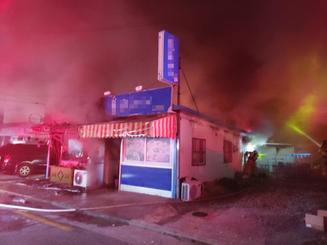 28일 오전 포항 북구 흥해읍 한 주점에서 발생한 화재를 소방대원이 진압하고 있다. 포항북부소방서 제공.