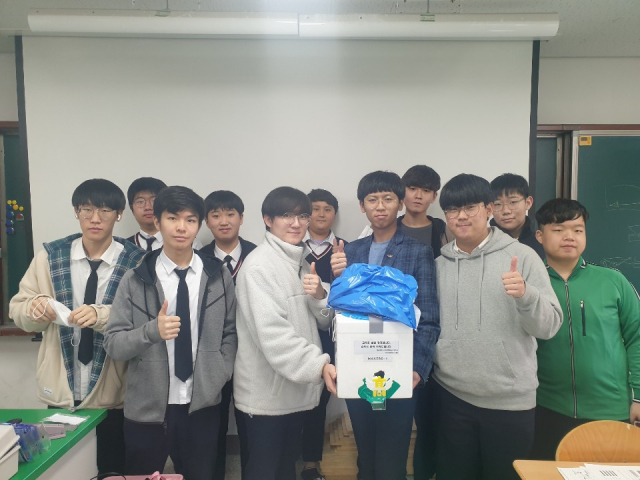 경대사대부고 메이커스 동아리 학생들이 기상풍선을 들어보이고 있다. 대구시교육청 제공