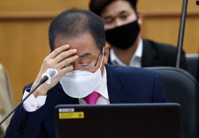 15일 오전 충남 계룡대에서 열린 국회 국방위원회 공군본부에 대한 국정감사에서 무소속 홍준표 의원이 자료를 확인하고 있다. 연합뉴스