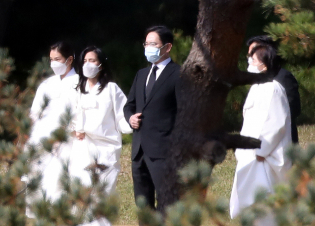 28일 오후 경기도 수원시 선산에 마련된 고(故) 이건희 삼성 회장 장지에서 이서현 삼성복지재단 이사장(왼쪽부터), 이부진 호텔신라 대표, 이재용 삼성전자 부회장, 홍라희 전 리움미술관장이 장지로 이동하고 있다. 연합뉴스