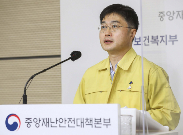 윤태호 중앙사고수습본부 방역총괄반장이 지난 14일 정부세종청사에서 신종 코로나바이러스 감염증(코로나19) 관련 정례브리핑을 하고 있다. [보건복지부 제공. 재판매 및 DB 금지] 연합뉴스