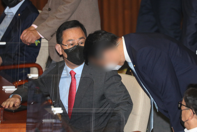 국민의힘 주호영 원내대표가 28일 오전 서울 여의도 국회 본회의장에서 문재인 대통령과 여야 대표 사전환담 당시 청와대 경호처 직원의 주 원내대표 신체 수색 시도에 대해 항의하고 있다. 연합뉴스