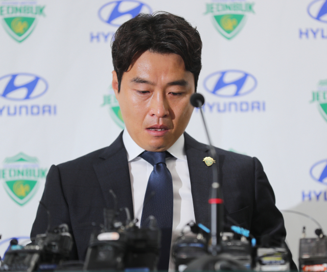 28일 오후 전북 전주월드컵경기장에서 전북 현대 이동국 선수가 은퇴 기자회견을 하고 있다. 연합뉴스