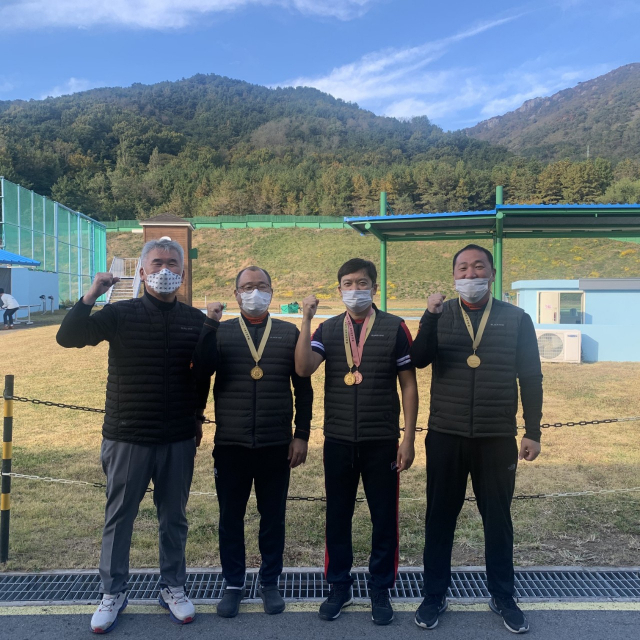 대구시설공단 실업 사격팀이 27일 창원국제사격장에서 끝난 제36회 대한사격연맹회장기 전국사격대회에서 무더기 메달을 시냉헸다. 사진 왼쪽부터 조현진 감독, 오태근 ·정창희·신현우 선수. 대구시 제공.
