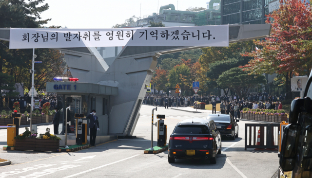 故 이건희 삼성그룹 회장의 영결식이 엄수된 28일 경기도 화성시 삼성전자 화성사업장에 고인의 운구차량이 들어서고 있다. 연합뉴스