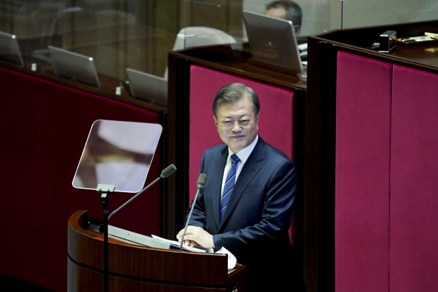 문재인 대통령이 28일 오전 국회 본회의장에서 2021년도 예산안 시정연설을 하기에 앞서 고성으로 항의를 하는 국민의 힘 의원들을 바라보고 있다. 연합뉴스