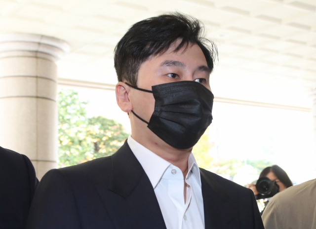 해외 원정도박 혐의를 받는 양현석 전 YG엔터테인먼트 대표 프로듀서가 28일 오후 서울 마포구 서울서부지법에서 열리는 2차 공판에 출석하고 있다. 연합뉴스