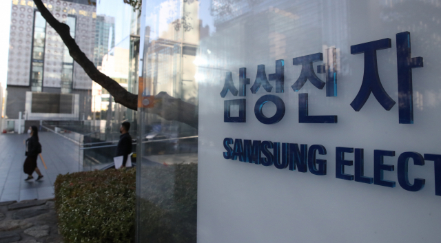 삼성전자의 3분기 매출이 67조원에 육박하면서 분기 실적으로 역대 최대치를 달성했다. 삼성전자는 3분기 연결 기준 실적을 집계한 결과 매출이 66조9천600억원을 기록했다고 29일 밝혔다. 이는 종전 분기 최고치인 2017년 65조9천800억원을 뛰어넘는 역대 최대 실적이다. 사진은 이날 서울 서초구 삼성전자 서초사옥. 연합뉴스