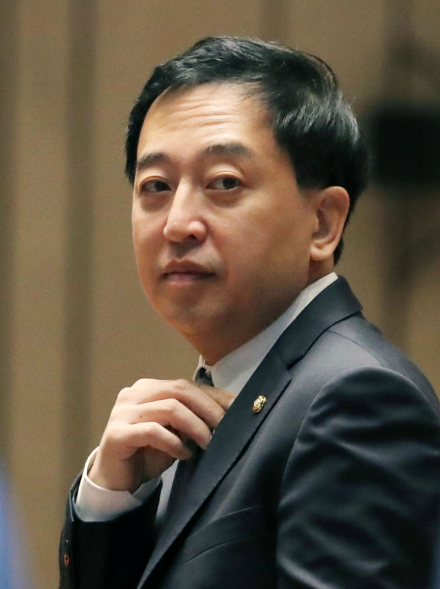 고위공직자범죄수사처 설치법안에 기권표를 행사했다는 이유로 당의 징계 처분을 받았던 더불어민주당 금태섭 전 의원이 21일 탈당을 선언했다. 사진은 지난 2월 18일 의원총회에 참석한 금태섭 전 의원. 연합뉴스