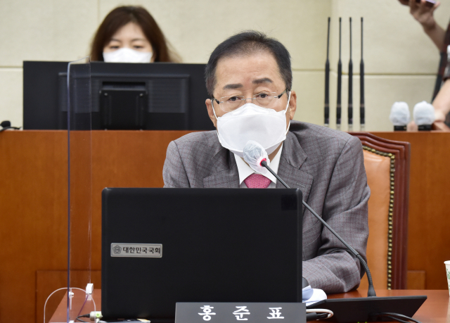 무소속 홍준표 의원이 6일 국회 국방위원회 전체회의에서 발언하고 있다. 연합뉴스