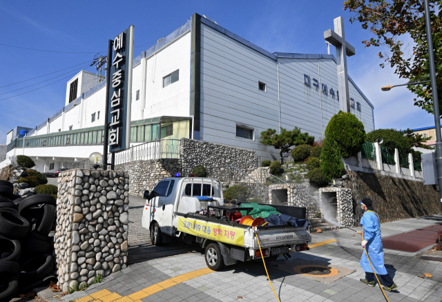 29일 오후 대구 서구 중리동 대구예수중심교회에서 서구보건소 관계자들이 방역을 하고 있다. 김영진 기자 kyjmaeil@imaeil.com