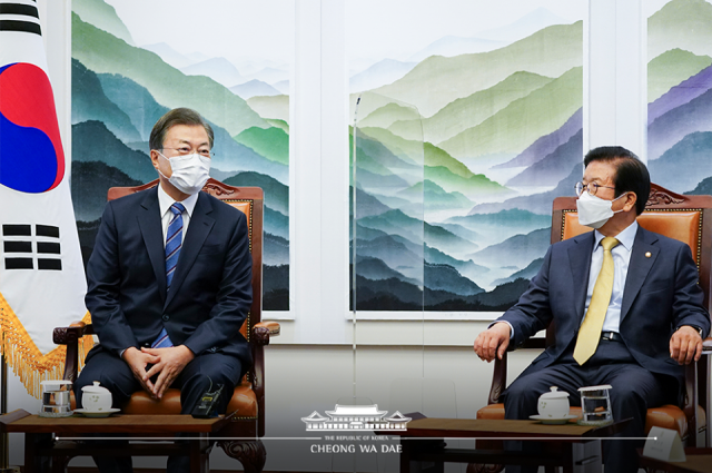 28일 국회 시정연설 전 비공개 환담을 가진 문재인 대통령(왼쪽)과 박병석 국회의장. 청와대