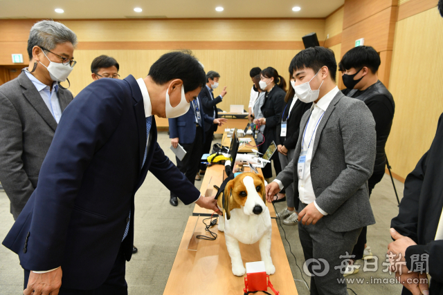 최영조 경산시장과 관계자들이 경산 청년 희망 창업 오디션에 참가한 청년 예비창업자들이 개발한 시제품을 살펴보고 있다. 경산시제공