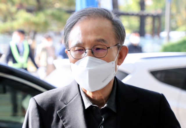 회사 자금 횡령과 뇌물 수수 혐의 등으로 29일 대법원 상고심에서 징역 17년이 확정된 이명박 전 대통령이 30일 오전 진료를 위해 종로구 서울대학교병원으로 들어서고 있다. 연합뉴스