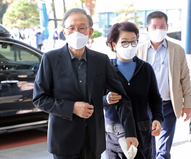 회사 자금 횡령과 뇌물 수수 혐의 등으로 29일 대법원 상고심에서 징역 17년이 확정된 이명박 전 대통령이 30일 오전 진료를 위해 종로구 서울대학병원으로 들어서고 있다. 오른쪽은 김윤옥 여사. 연합뉴스